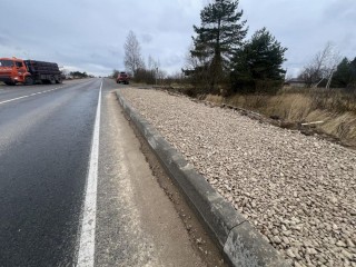 Дорожники сделают жизнь в Васино безопасной: вдоль главной дороги укладывают тротуар