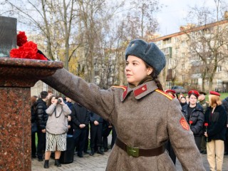 В память о героях: юнармейцы возложили цветы к памятнику князю Чернышеву