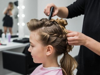 Белокурый ангел: почему новый тренд на биозавивку для детей признали опасным