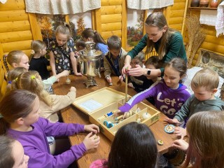 Третьеклассники расписали самовар на арт-классе в музее истории Бронниц