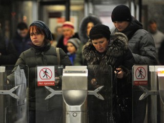 Молодому парню не понравилась женщина в метро и он брызнул ей в лицо из баллончика: видео