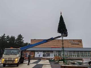 В Черноголовке начали установку первой новогодней елки в этом году