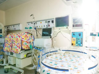 Когда жизнь начинается раньше срока, важно, чтобы рядом была сильная команда: какую технику для спасения недоношенных детей получили медучреждения Подмосковья