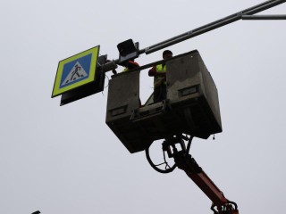 Не только ямы латать: зачем в Щелковском округе одновременно ремонтируют тротуары, чистят павильоны и восстанавливают дорожные знаки