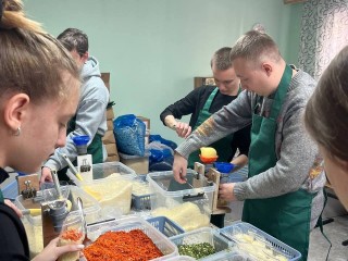 Больше тысячи пайков: волонтеры Шаховской собрали гречку с мясом для бойцов СВО