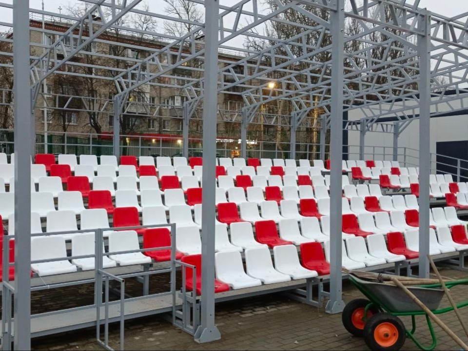 Болельщикам — комфорт: на стадионе «Полет» установили современные трибуны