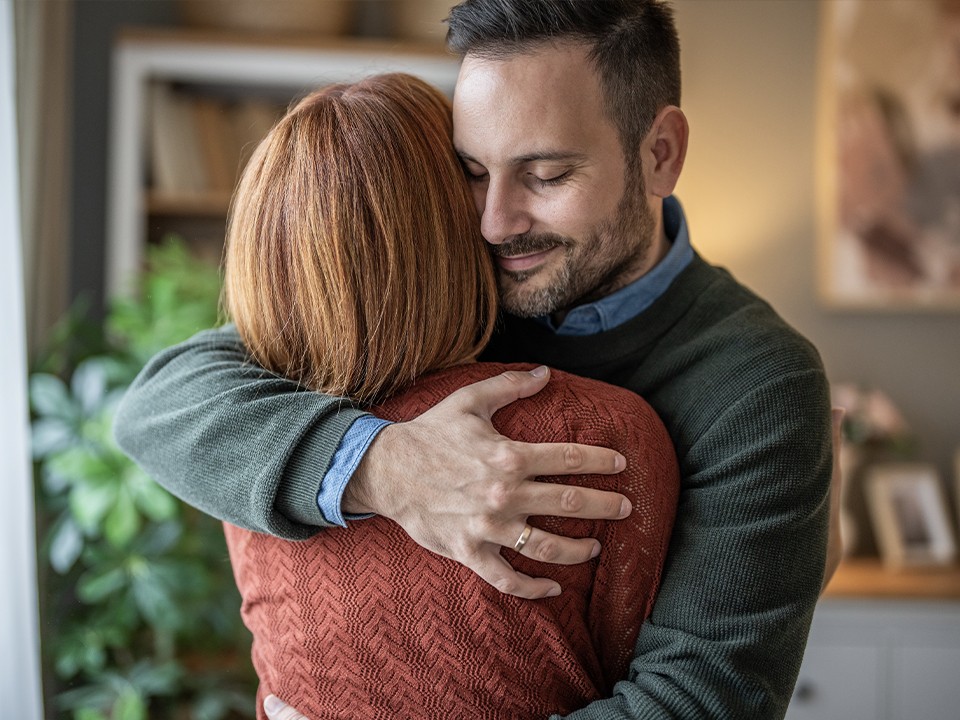 Психолог Илья Ахмедов рассказал, когда объятия вредят отношениям