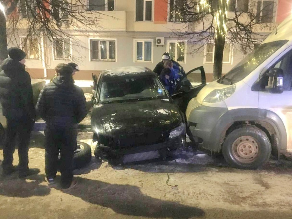 Водителя Audi госпитализировали после столкновения с двумя машинами на Садовой в Кашире