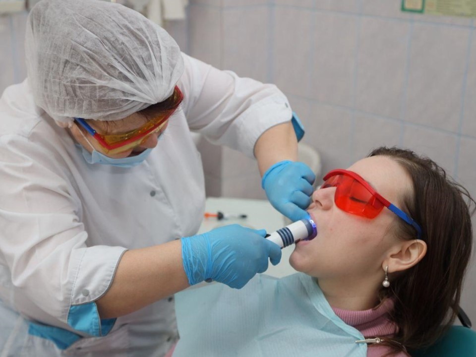 Починить улыбку за госсчет: как получить бесплатное зубопротезирование в Подмосковье и кому положена льгота