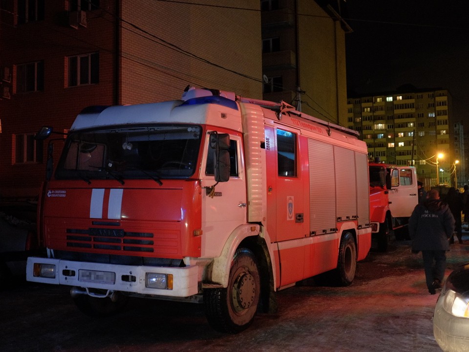 Припаркованные авто заблокировали доступ МЧС к горящей квартире в Путилкове