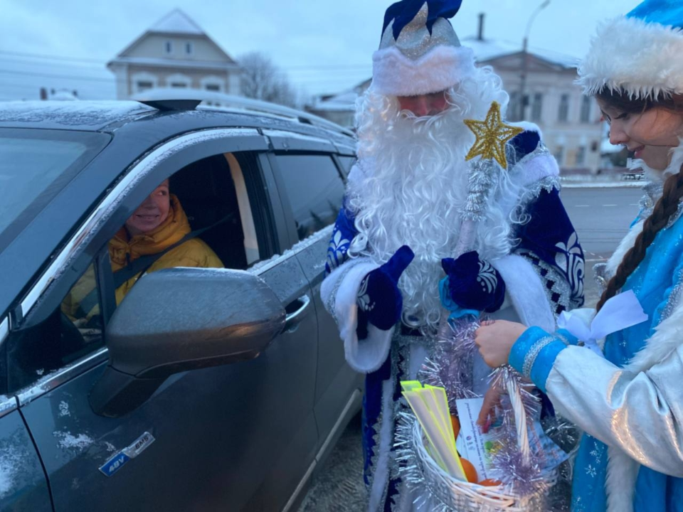 Мандарины и световозвращающие браслеты подарили водителям Павловского Посада