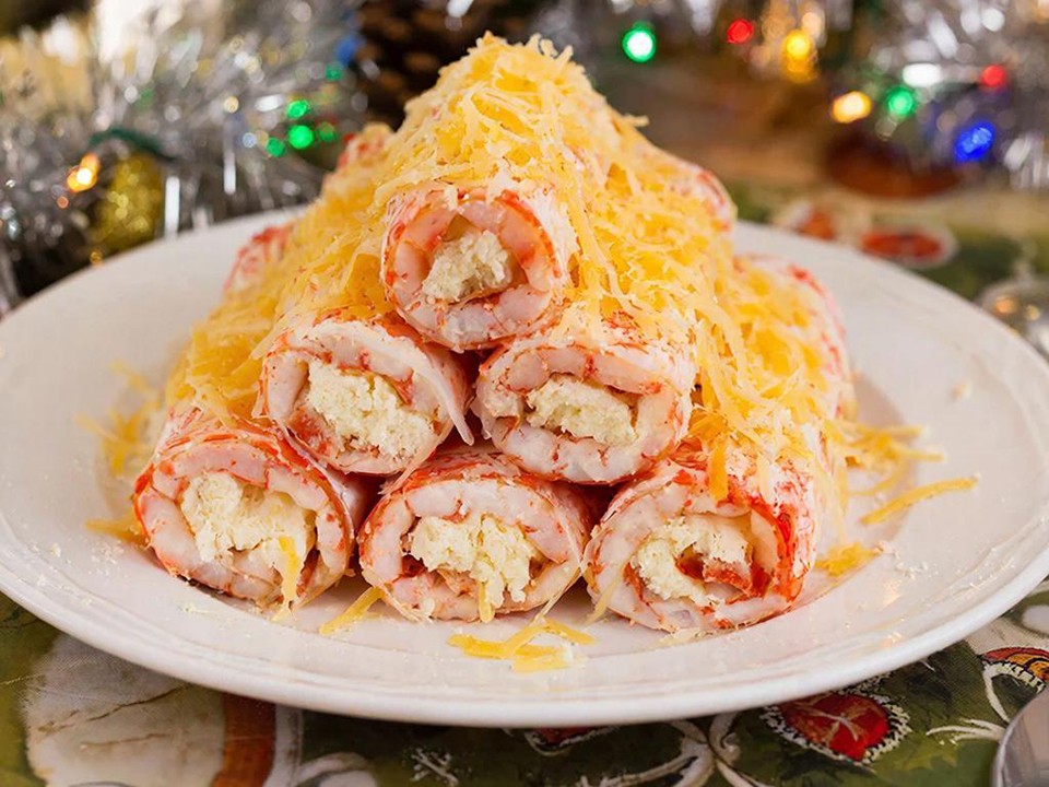 Удивите гостей: рецепт салата «Снежная изба» из крабовых палочек — просто, быстро, празднично