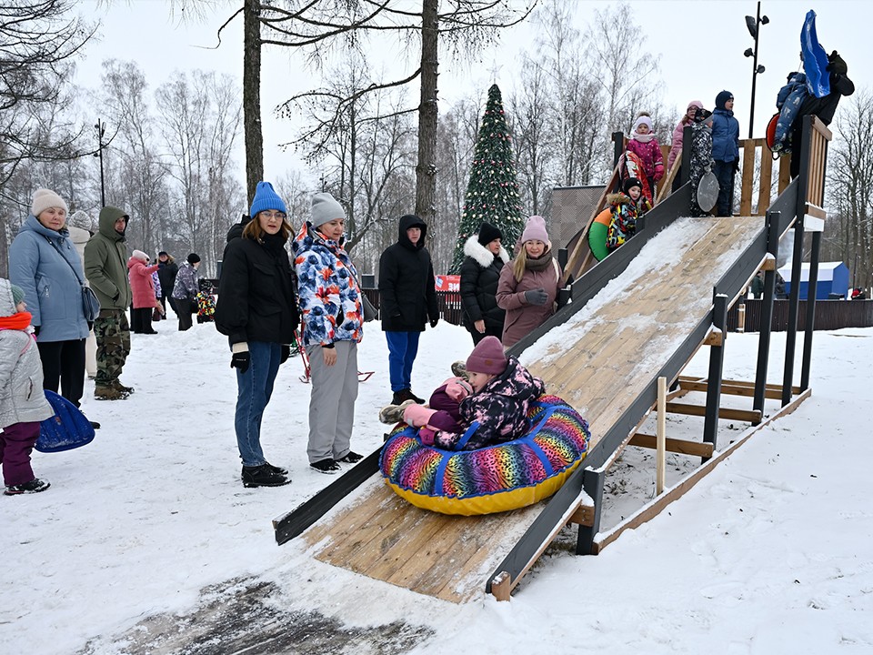 Бесплатную тюбинговую горку для детей установили в парке Островского в Ступине