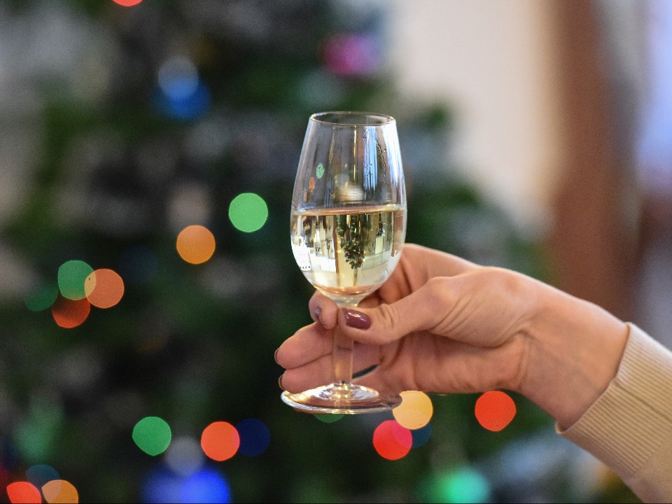 Хотел выпить — нарвался на подделку: как отличить легальный алкоголь от суррогата