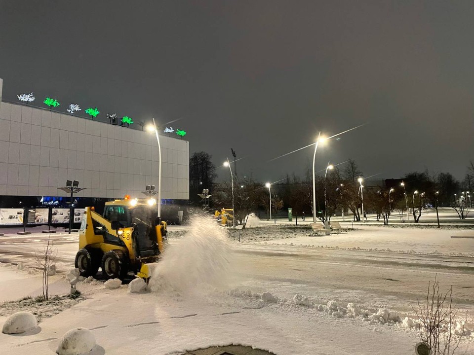 Коммунальные службы Электростали вышли на борьбу со снегом и гололедицей