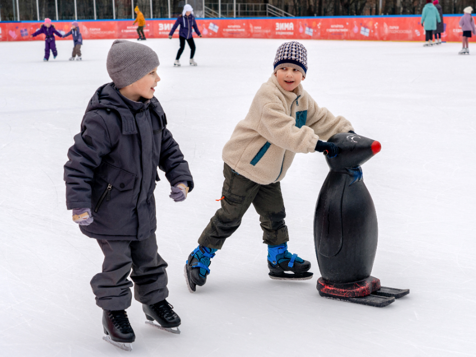 Хоккей, шорт-трек и эстафеты: детей приглашают поучаствовать в зимних активностях