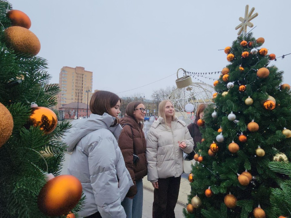 Гигантские шишки, шары и медведи: улицы и парки Истры засияли к празднику