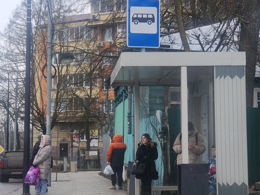 В Ашиткове отремонтировали автобусную остановку на Юбилейной улице