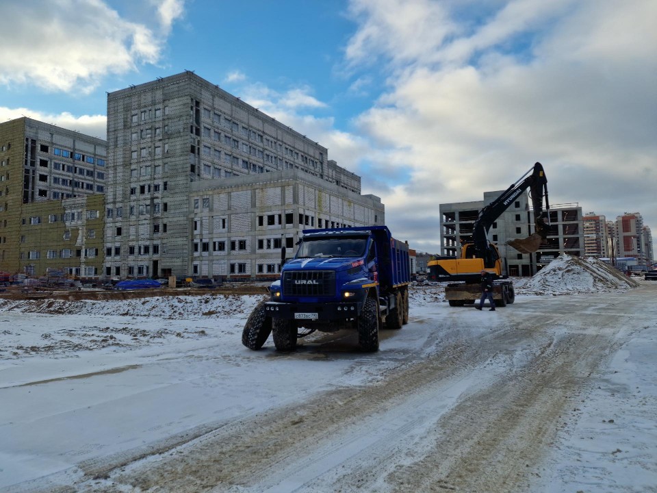 В новой больнице в Ольгино приступили к устройству канализации и теплосетей