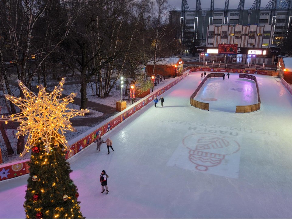 Для новичков и профи: в Химках каток «Театральный» разделили на детскую и взрослую зоны