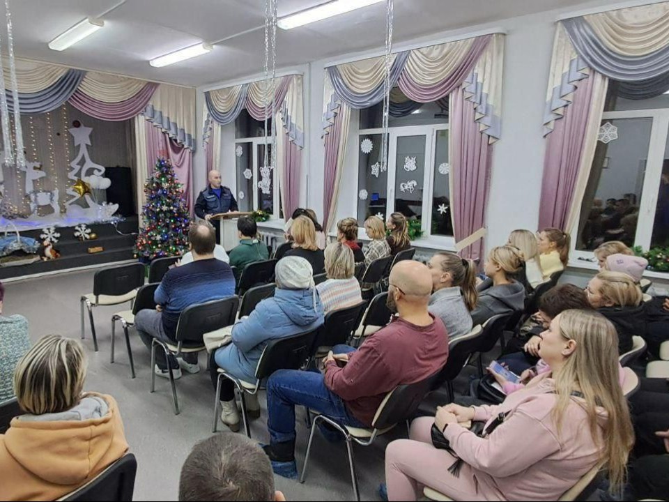 Чтобы праздник не обернулся бедой: какие сезонные риски детально разобрали спасатели с жителями Шаховского округа