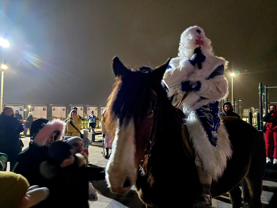 Сказочная ночь в Можайске: Дед Мороз прибыл верхом на коне и зажег главную ель округа