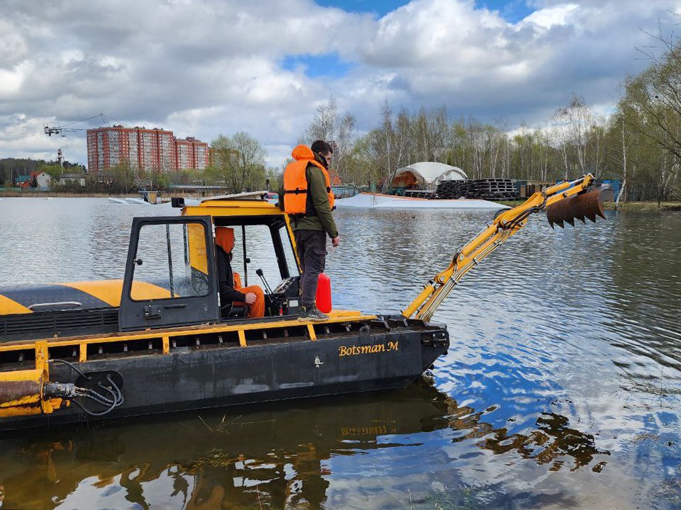 Экскаватор-амфибия начнет чистить пруды и реки в Мытищах летом 2026 года