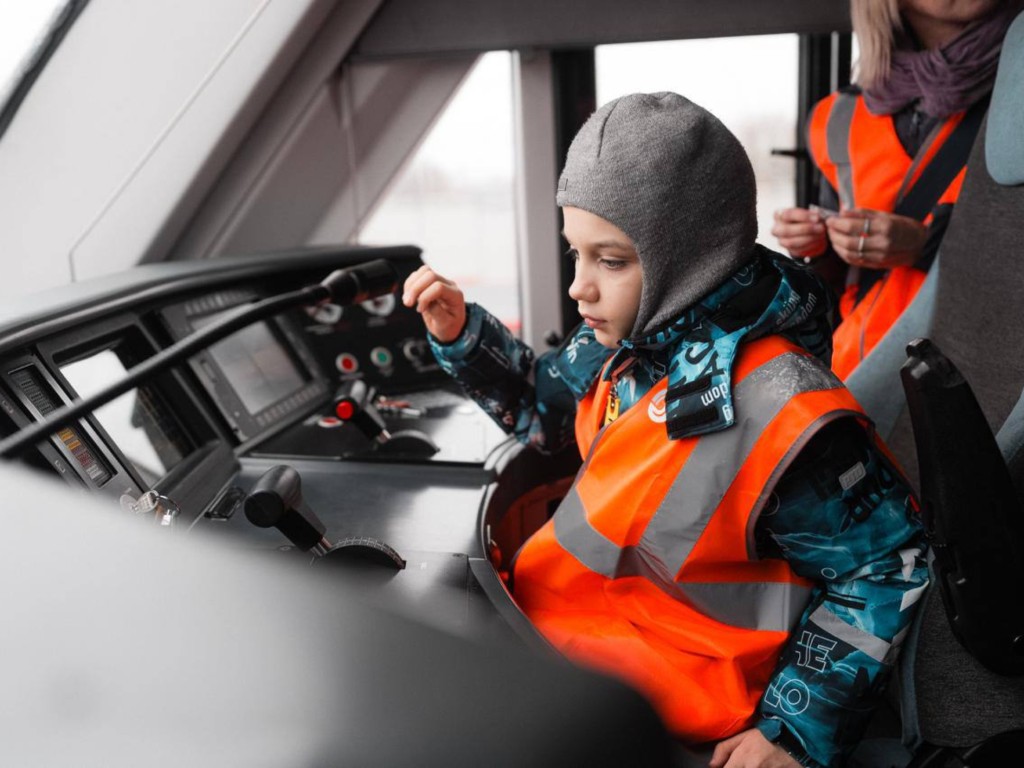 Подарили настоящий поезд! Школьнику из Подмосковья дали «порулить» Иволгой