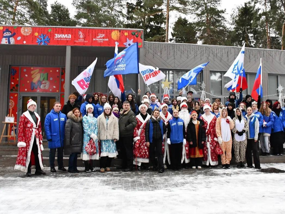 Автопробег Дедов Морозов и сказочный парад: в Жуковском устроили «Новогодний переполох»