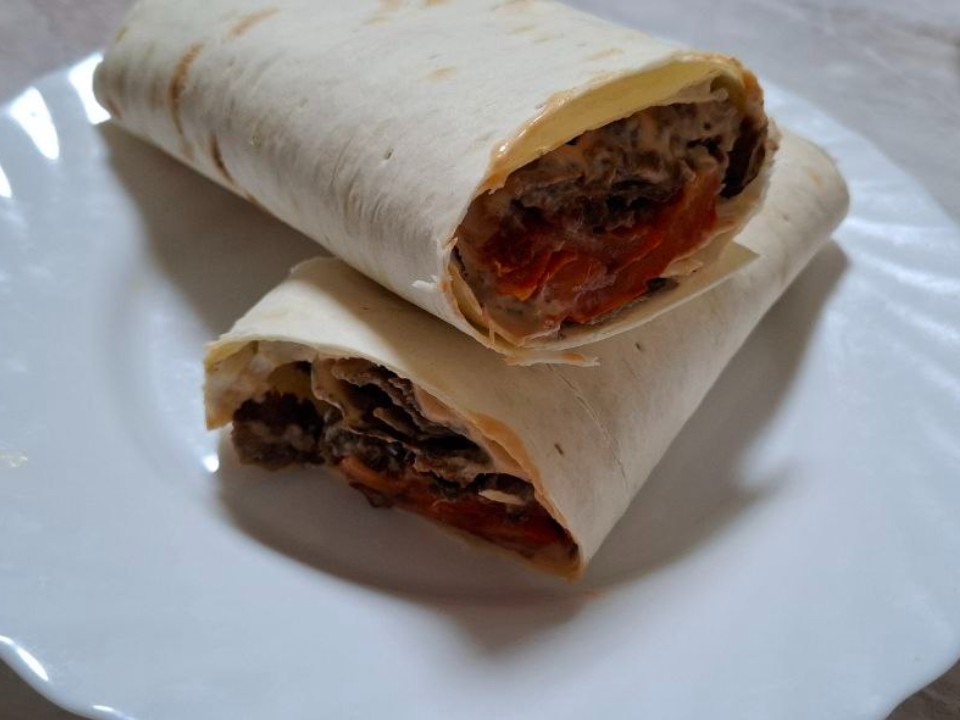 «Страшная, но вкусная»: REGIONS проверил вирусный рецепт шаурмы из фарша