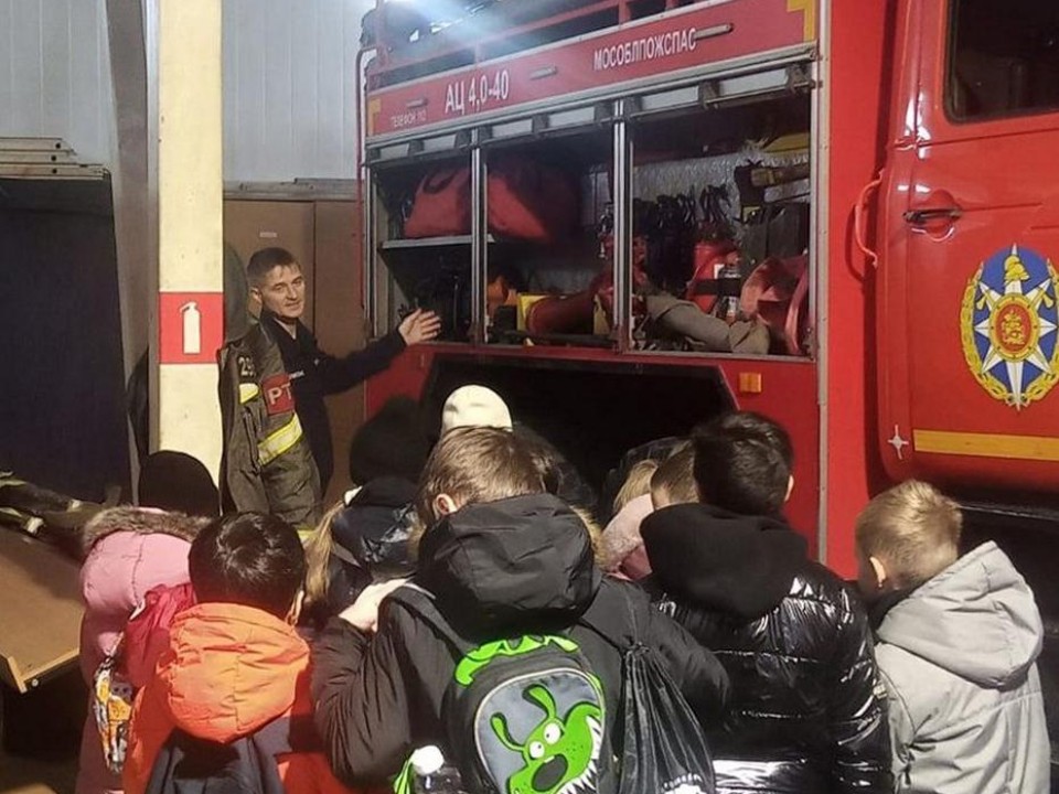 От гаража до диспетчерской: школьники Лосино-Петровского исследовали пожарно‑спасательную часть