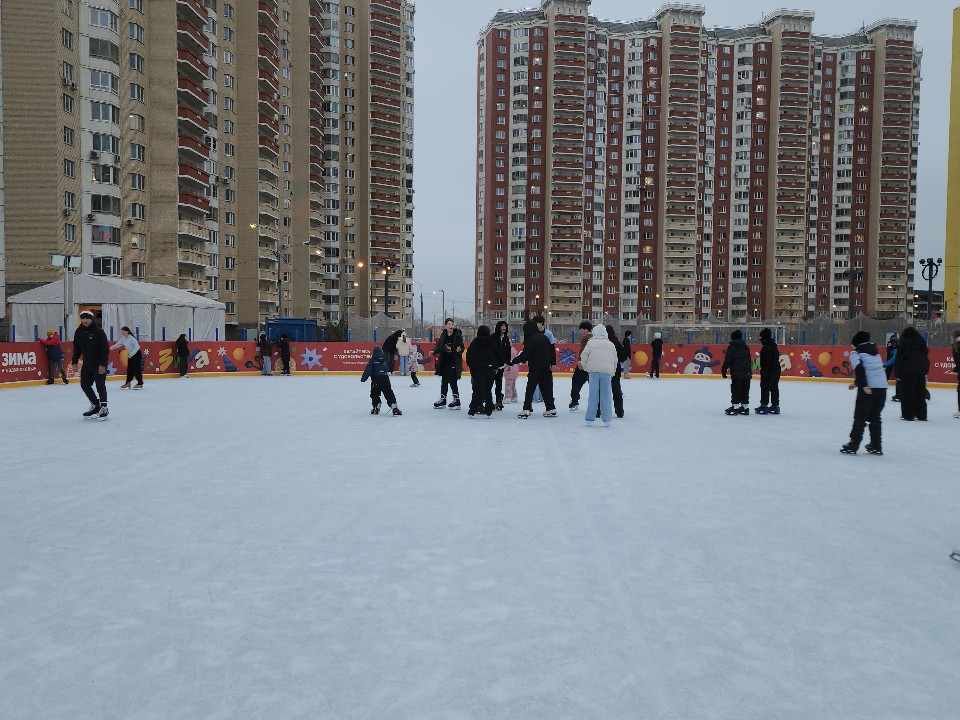 До 180 посетителей за сеанс: каток в Путилкове пользуется популярностью у жителей Красногорска