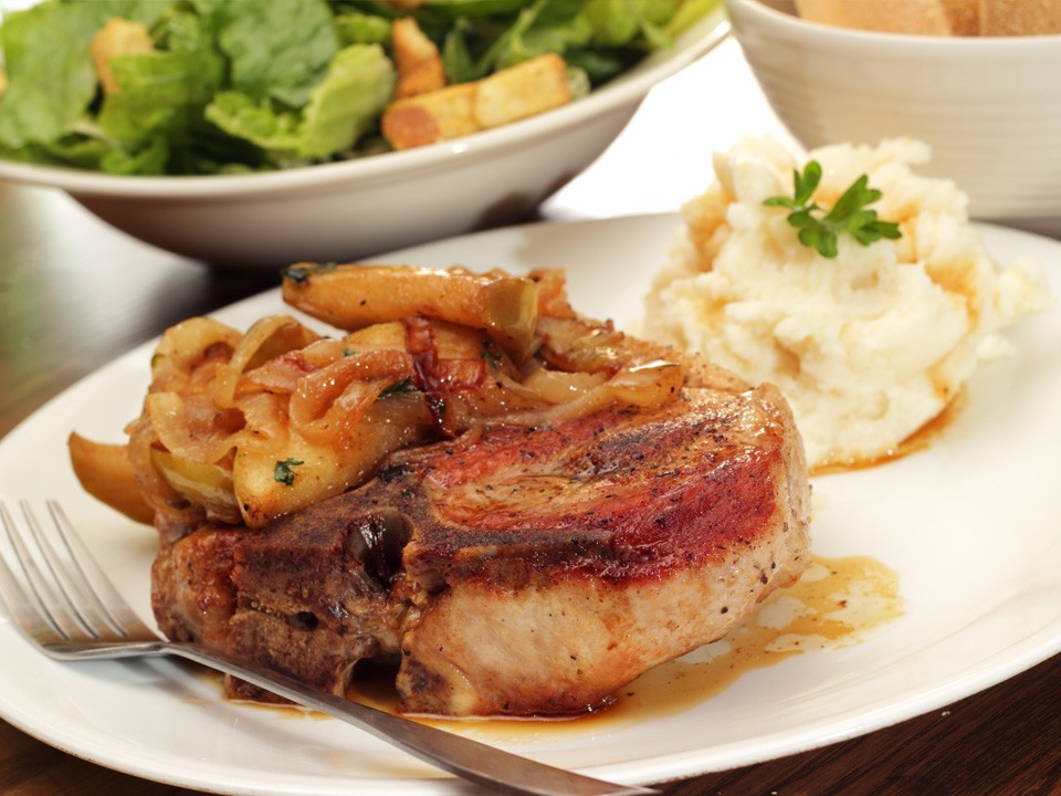 Новое «Мясо по-французски»: три гурманских варианта без всякого майонеза