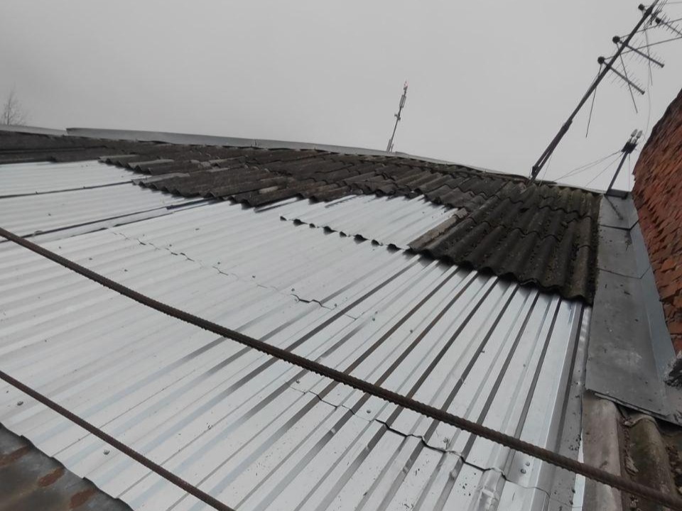 Крыша больше не течет: какие преимущества даст жителям дома на Парковой замена старого шифера на профлисты