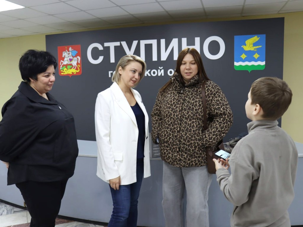 В Ступине представители администрации и депутаты поздравили сына героя СВО