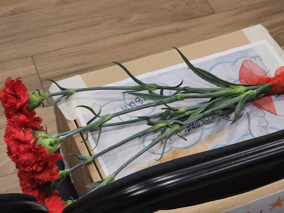 Ученики школы №6 передали участнику СВО коробку с подарками и письма, написанные для бойцов