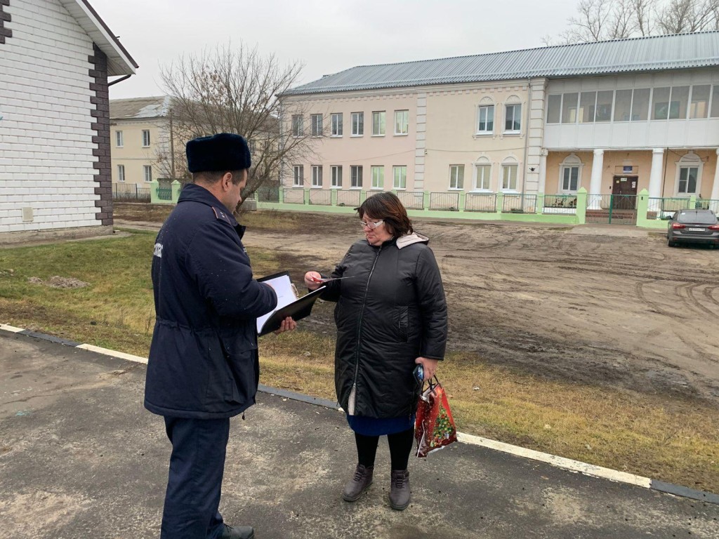 От лака до пожара: спасатели рассказали жителям Белоомута, чем опасна бытовая химия и косметика