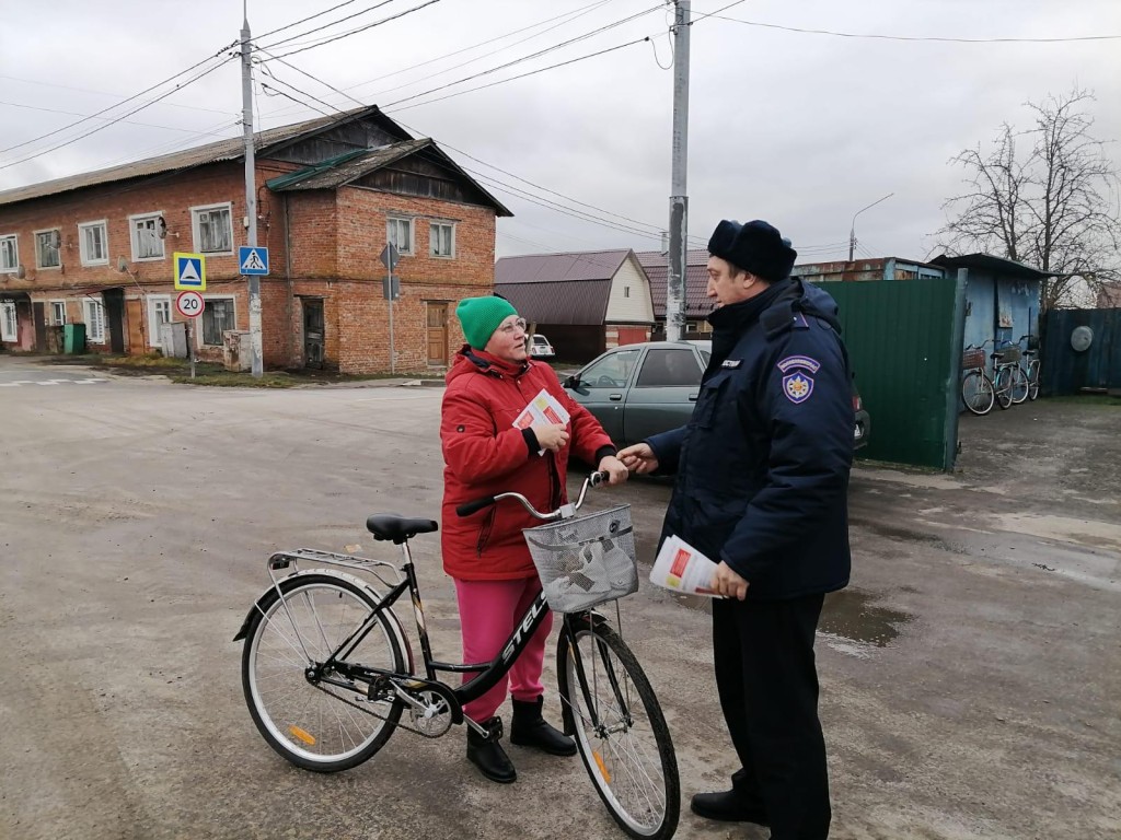 Холода наступают — пожарные начеку: жителям села Ловцы рассказали о безопасности в зимний сезон