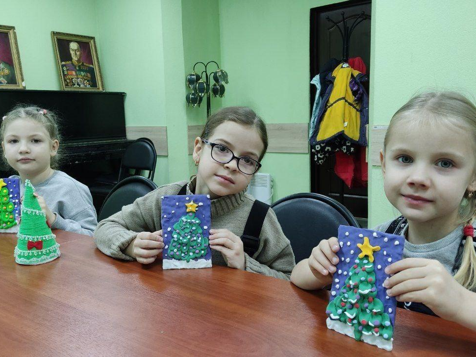 Дети и ветераны создавали новогодние поделки на первой встрече клуба в парке Памяти