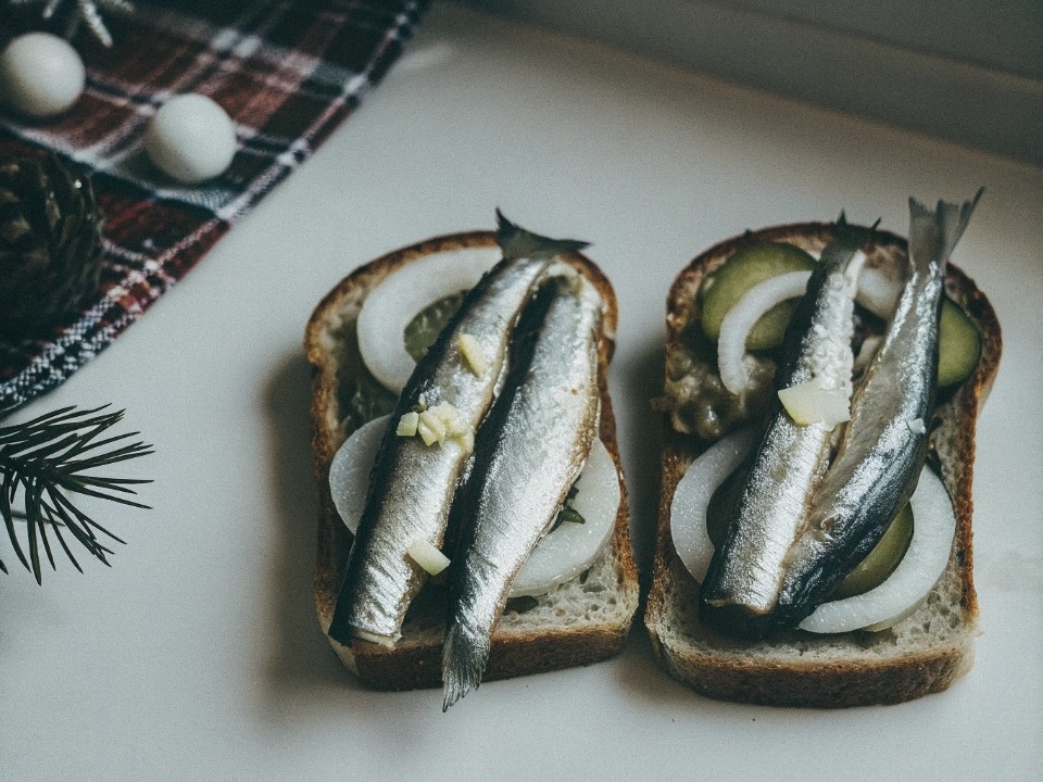 Новогодний деликатес с оговоркой: диетолог напомнила, с чем можно сочетать шпроты