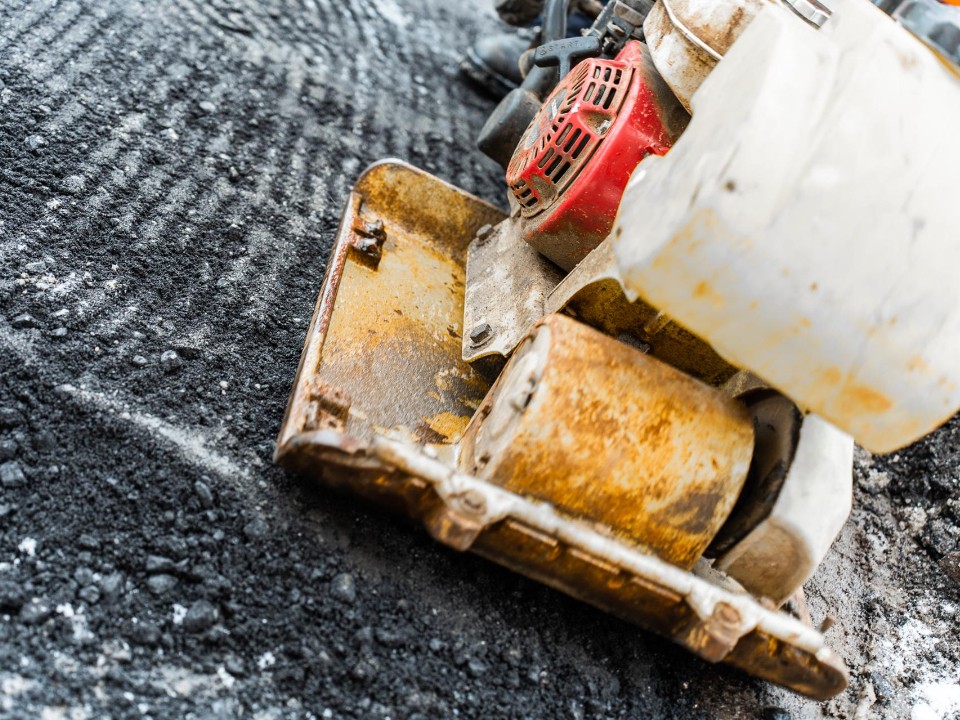 Термопластырь для трассы: ямочный ремонт холодной смесью провели в Серпухове