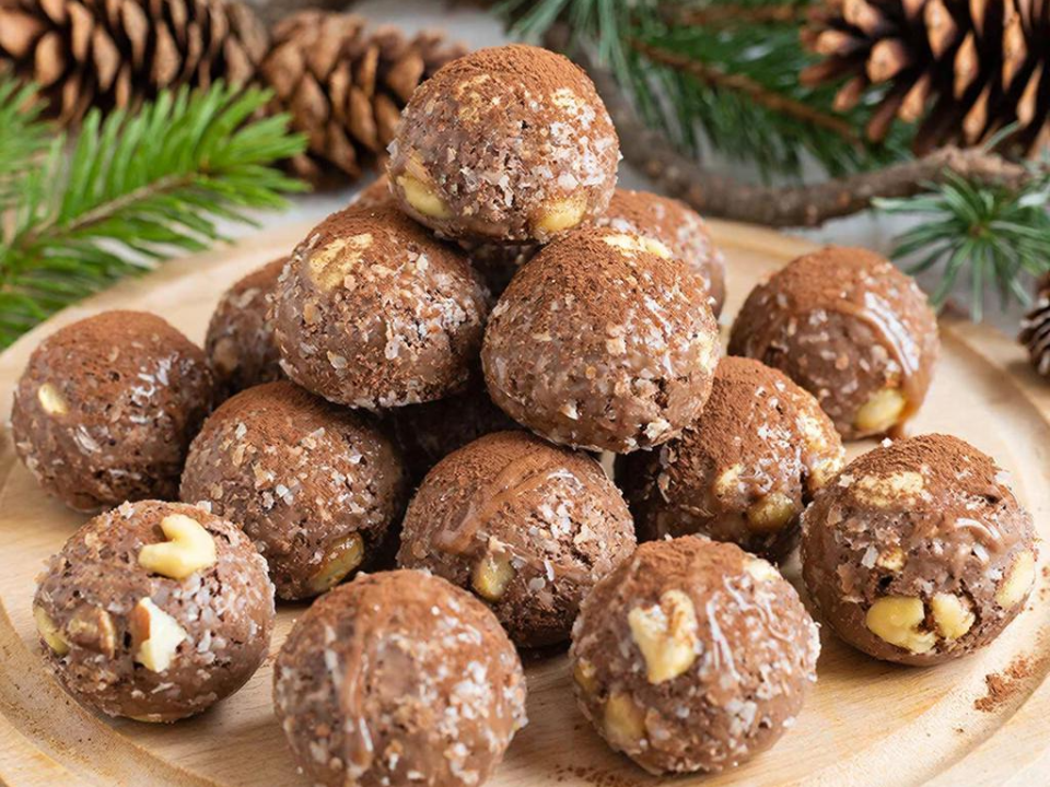 Изысканный десерт без выпечки: нежные шарики мокко к новогоднему столу — чтобы задобрить Лошадку
