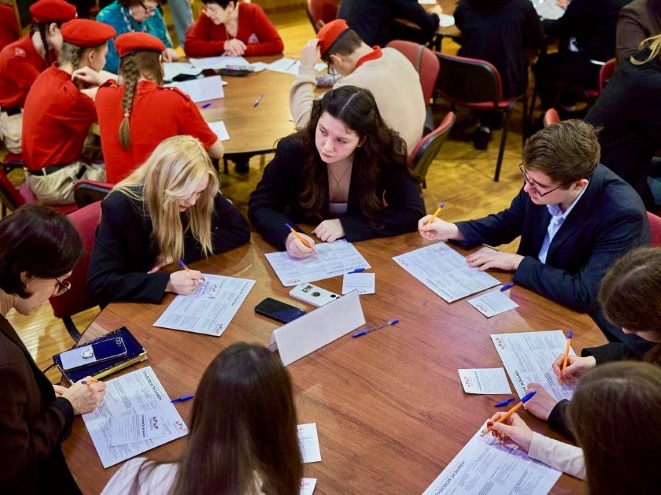 «Правовой экзамен» сдали чеховцы в День Конституции