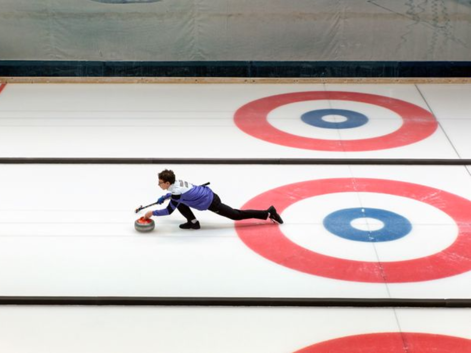 Смех, спорт и новые друзья: семейные центры Подмосковья устроили ледовое событие для детей