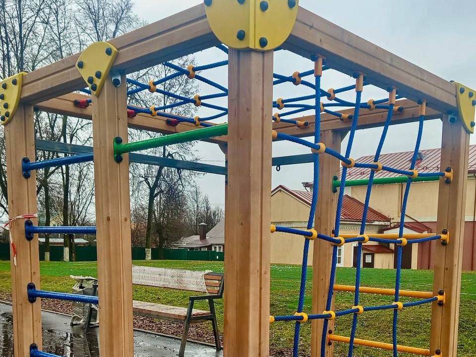 Новую детскую площадку с зоной воркаута строят в центре Вереи