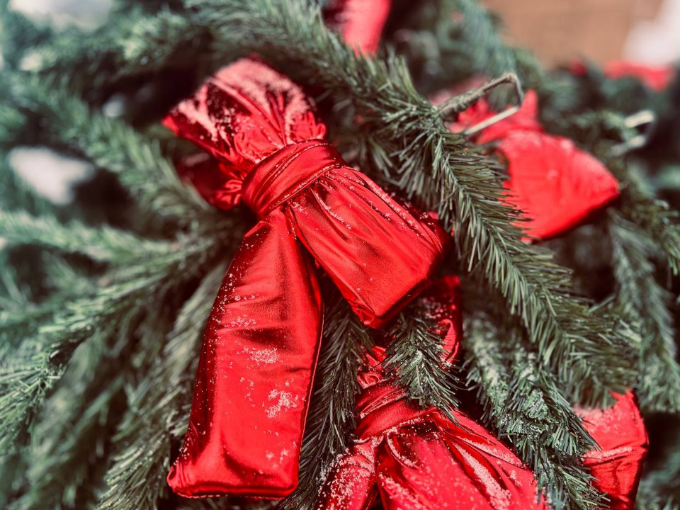 В красно-золотом: на Октябрьской площади в Можайске нарядили центральную елку