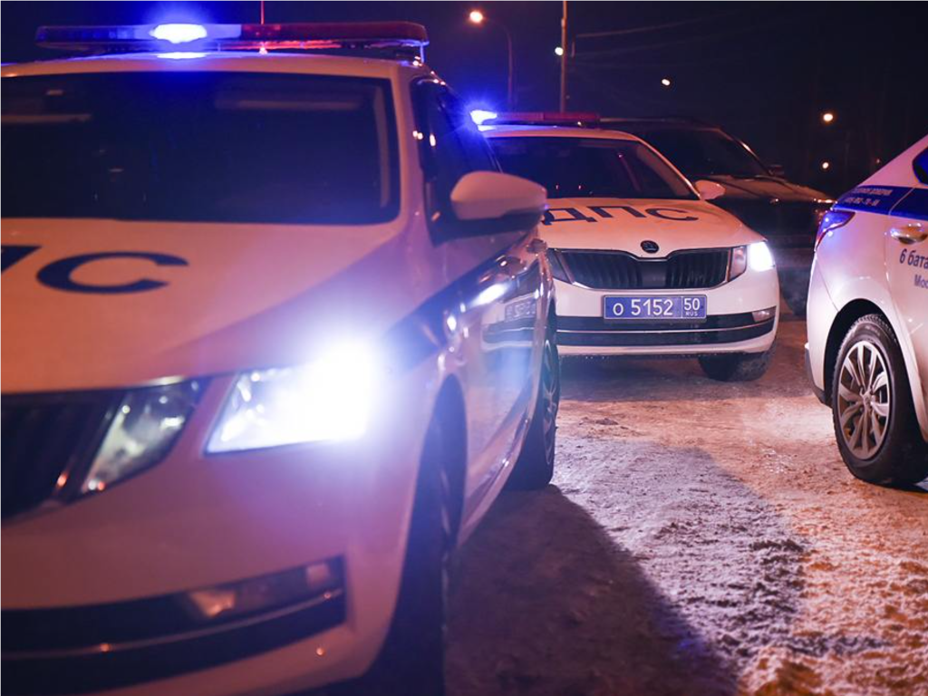 Инспекторы ДПС расследуют аварию, в которой машину разорвало пополам на Алтуфьевском шоссе