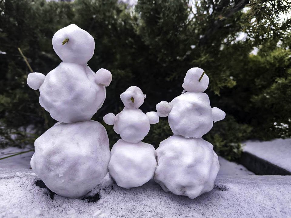 Обнимающий елочку снеговик стал хитом в соцсетях Одинцова