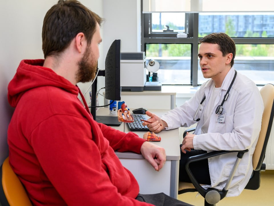 Офтальмологи предупреждают: почему курение ускоряет появление катаракты и когда стоит идти к врачу