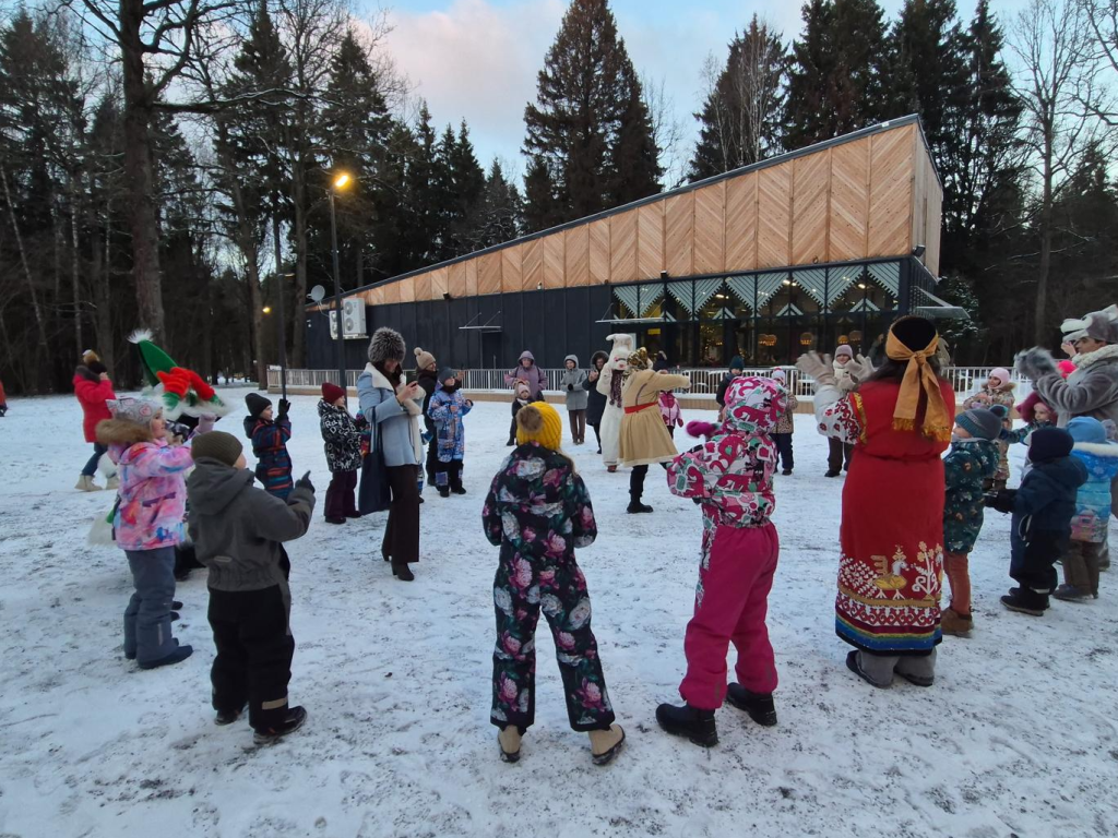 Снежные гуляния с письмами Деду Морозу устроили в парке «Дубки» в Апрелевке